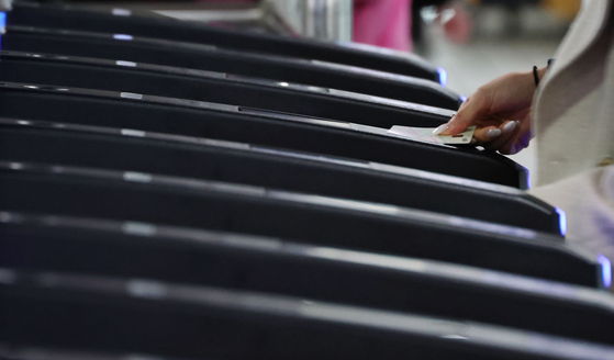 서울역에서 출근길 시민들이 개찰구를 통과하고 있다. [연합뉴스]