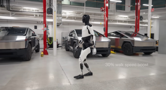 테슬라의 휴머노이드 옵티머스 2세대가 사이버 트럭 앞을 걸어가고 있다. 사진 테슬라 유튜브 캡쳐