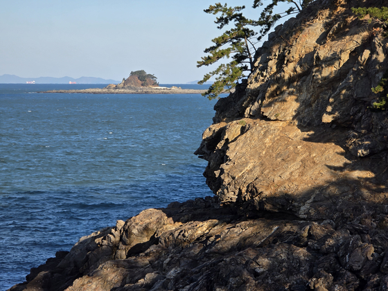 와랑창 위쪽에 자리한 독수리바위. 뒤쪽에 여도가 보인다.