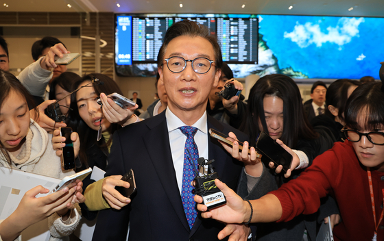 전재수 해양수산부 장관이 11일 오전 인천공항을 통해 귀국해 통일교 금품 수수 의혹에 대한 입장을 밝힌 뒤 차량으로 이동하며 취재진의 질문을 받고 있다. 김경록 기자