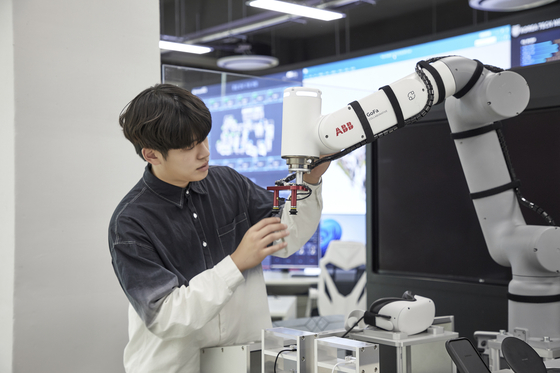 한국기술교육대 다담 미래학습관에서 학생이 실습하고 있다. 사진 한국기술교육대