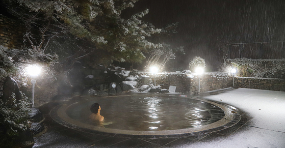 53℃ 천연 온천수가 솟는 충북 충주 수안보는 겨울 여행지로 제격이다. 중부지방에 폭설이 내린 이달 4일 밤, 수안보파크호텔 노천 욕장의 모습.