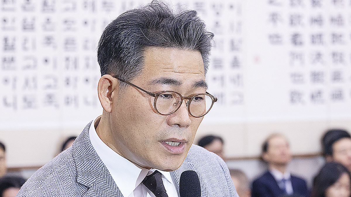 세관 마약수사 외압 의혹 관련해 합동수사팀에 파견된 백해룡 경정이 지난 10월 27일 서울 여의도 국회 법제사법위원회에서 열린 2025년 국정감사에서 의원 질의에 답하고 있다. 연합뉴스