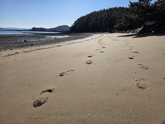 만대항 옆 해수욕장에 찍힌 두 사람의 발자국. 