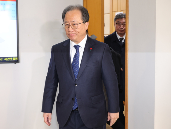 전교조 통일학교 해직 교사들을 특별 채용하도록 지시한 혐의로 기소돼 1심에서 징역 8개월에 집행유예 2년을 선고받은 김석준 부산교육감이 12일 부산 연제구 부산지법 법정을 나서고 있다. 송봉근 객원기자 