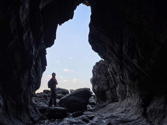서해랑길 72코스 최고 절경인 용난굴.