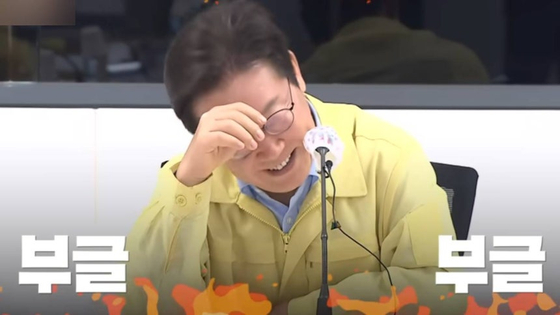 이재명 대통령이 지난 8월 31일 가뭄 대책회의를 주재하는 과정에서 국민의힘 소속 김홍규 강릉시장이 핵심 질문에 제대로 답을 못하자 실소를 터트리며 답답해 하는 모습. KTV국민방송 유튜브 채널 'KTV 이매진' 캡처