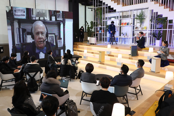 이재명 대통령(당시 더불어민주당 대선후보)가 2022년 1월 20일 서울 성동구 KT&G상상플래닛 커넥트홀에서 세계 3대 투자가 짐 로저스와 화상 대담을 하고 있다. 국회사진기자단