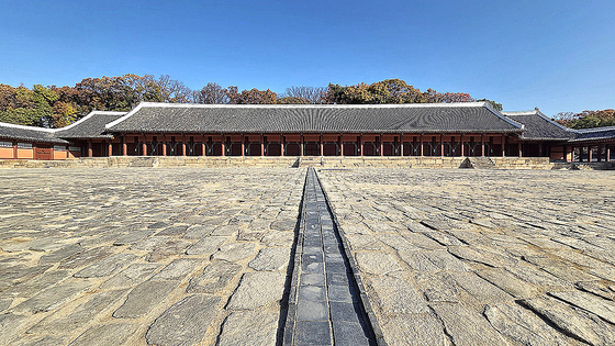 종묘 정전의 모습. 정전 뒤는 창경궁이므로 고층건물이 들어서지 않는다. 문소영 기자