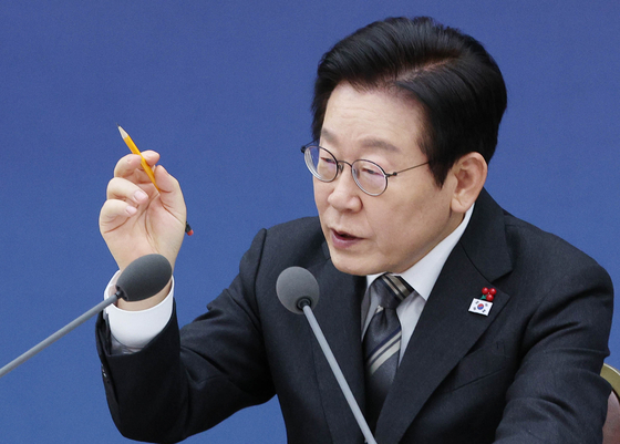 이재명 대통령이 12일 세종시 정부세종컨벤션센터에서 열린 '혁신과 신뢰로 도약하는 대한민국'과학기술통신부(우주항공청),개인정보보호위원회,방송미디어통신위원회 업무보고에서 발언을 하고 있다. 대통령실사진기자단