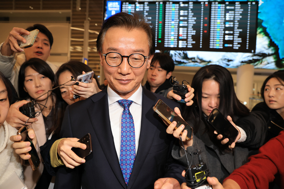 11일 인천공항을 통해 귀국한 전재수 해양수산부 장관이 통일교 금품 수수 의혹에 대한 기자들의 질문 공세를 받고 있다. 그는 이날 장관직 사의를 밝혔고 이재명 대통령은 면직안을 재가했다. 김경록 기자