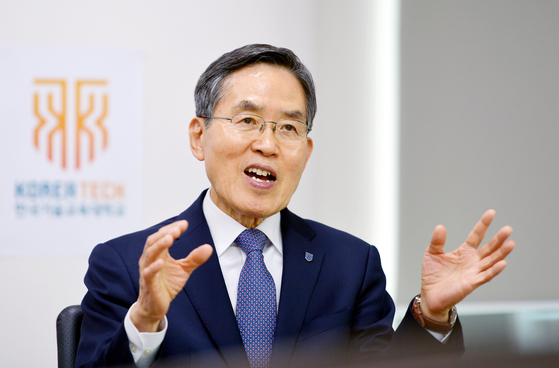 유길상 한국기술교육대학교 총장이 지난 9일 오후 서울 중구 이 대학 직업능력심사평가원에서 중앙일보와 인터뷰 하고 있다.김성태 객원기자