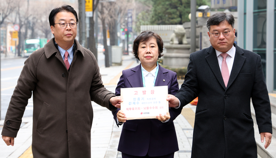 국민의힘 '조배숙 사법정의수호 및 독재저지특위' 위원장, 곽규택 법률자문위원장이 지난 11일 서울 종로구 서울경찰청에서 통일교 금품수수 의혹 관련 민중기 특별검사 및 수사팀을 직무유기 혐의로 고발했다. 뉴스1