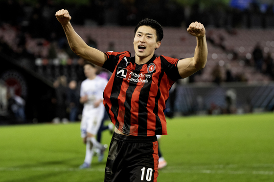 헹크전에서 전반 선제 결승골을 터뜨린 뒤 환호하는 미트윌란의 한국인 스트라이커 조규성. EPA=연합뉴스