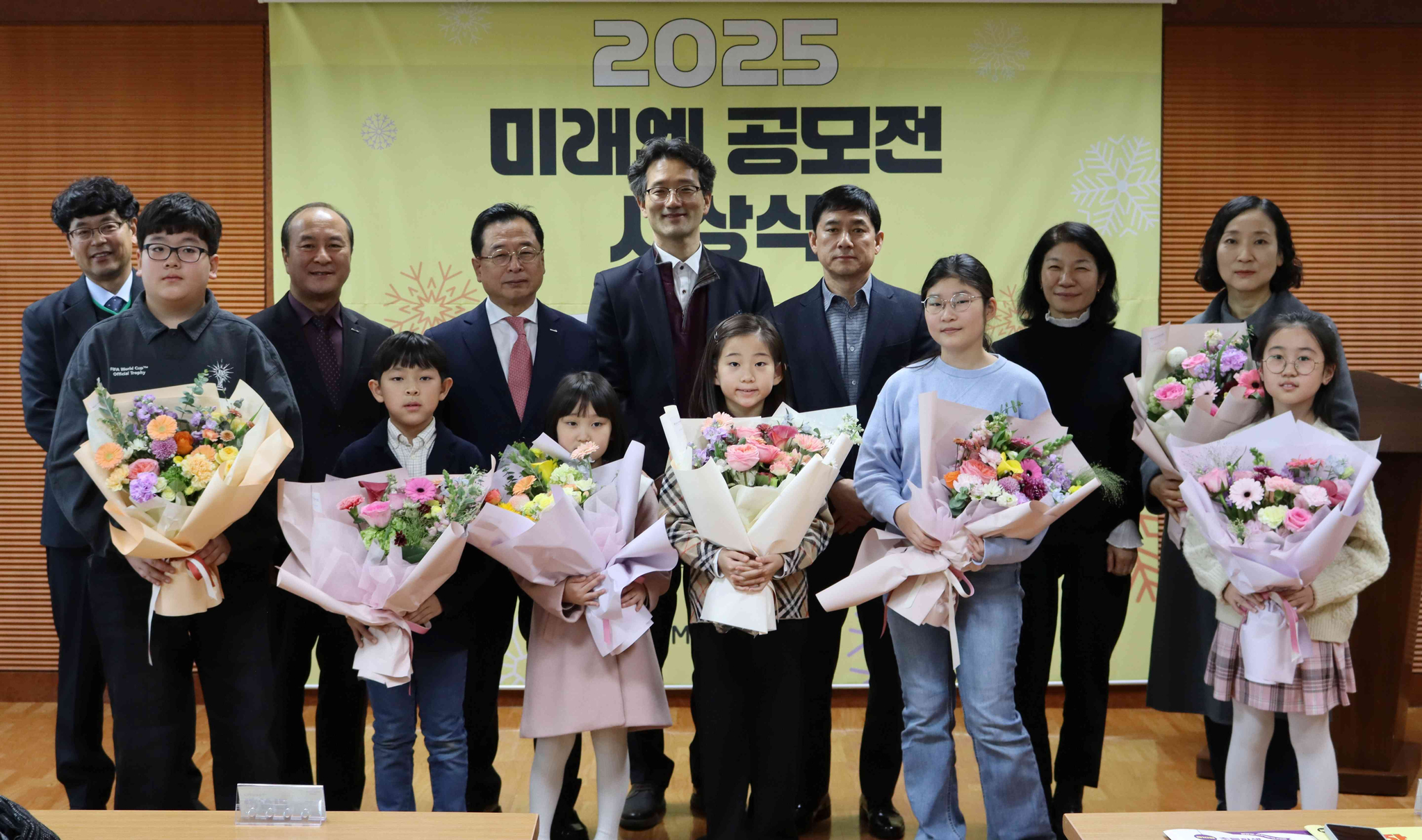 ‘제10회 초등학생 톡톡 손글씨 공모전’ 및 ‘제9회 미래엔 창작 글감 공모전’ 시상식 단체 기념사진 〈사진제공=미래엔〉