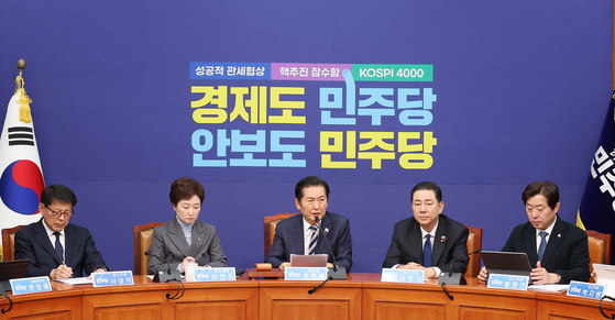 정청래 더불어민주당 대표(가운데)가 12일 국회에서 열린 최고위원회의에서 모두발언을 하고 있다. 임현동 기자