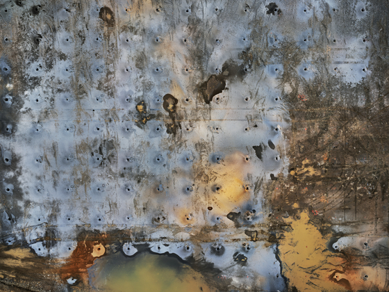 캐나다 출신의 세계적 사진가 에드워드 버틴스키(70)의 40년 작업을 집대성한 회고전 ‘버틴스키: 추출/추상’이 2026년 3월 2일까지 서울역사박물관에서 열린다. MP 머티리얼스, 마운틴 패스 광산, 마운틴 패스, 캘리포니아주, 미국, 2023. 사진 서울역사박물관