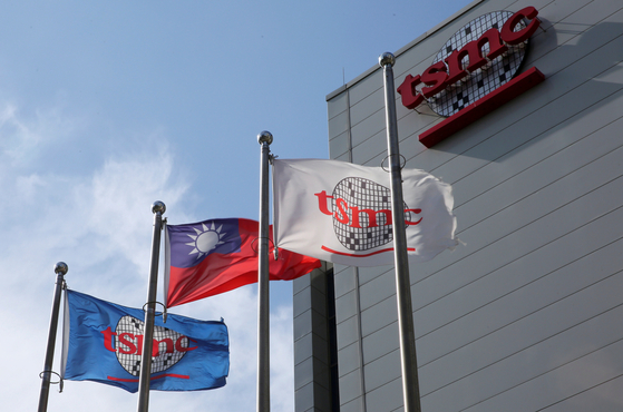 대만 TSMC 본사 앞에 걸린 대만 국기가 회사 사기와 함께 펄럭이고 있다. 연합뉴스