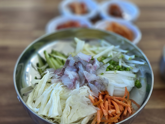 만대항 수산물판매장 트리우드 식당의 회덮밥.