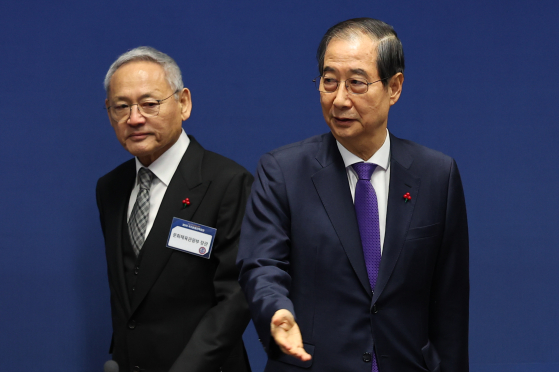 한덕수 전 국무총리와 유인촌 전 문화체육관광부 장관이 지난해 12월 26일 서울 용산 국립중앙박물관에서 열린 국가관광전략회의에 입장하고 있다. 내란 특검팀은 한 전 총리가 유 전 장관 등을 통해 문체부 산하 한국예술종합학교 폐쇄를 지시해 12·3 비상계엄에 가담했다는 혐의를 수사했으나 무혐의 처분했다. 연합뉴스