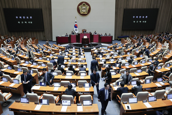 더불어민주당 일부 의원들이 11일 국회 본회의에서 곽규택 국민의힘 의원의 필리버스터(무제한 토론)가 시작되자 본회의장을 나서고 있다. 임현동 기자