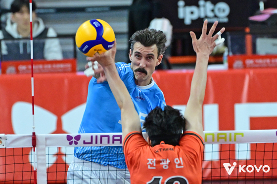 OK저축은행 전광인이 12일 부산 강서체육관에서 열린 경기에서 대한항공 외국인선수 러셀의 스파이크를 가로막고 있다. OK저축은행은 이날 블로킹에서 13-5로 대한항공을 압도했다. [사진 KOVO]