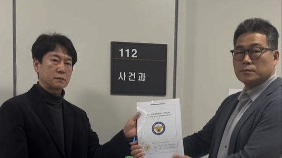 백해룡(오른쪽) 경정이 지난 9일 서울 송파구 동부지검에서 검찰·관세청 등 6곳에 대한 압수수색 영장 신청을 접수하는 모습. 사진 백 경정