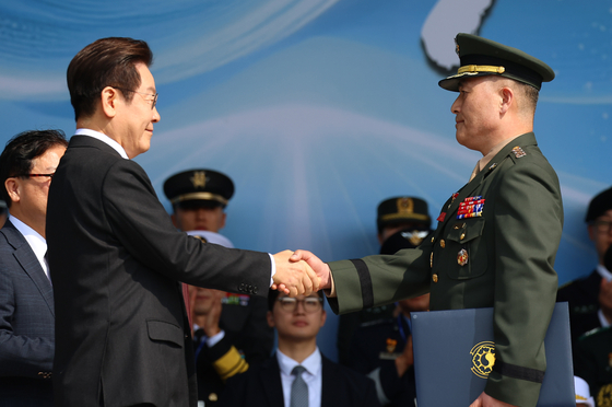 이재명 대통령이 지난 10월 1일 충남 계룡대 대연병장에서 열린 건군 77주년 국군의 날 기념행사에서 박정훈 해병 대령에게 훈장 수여 후 악수하고 있다. 연합뉴스
