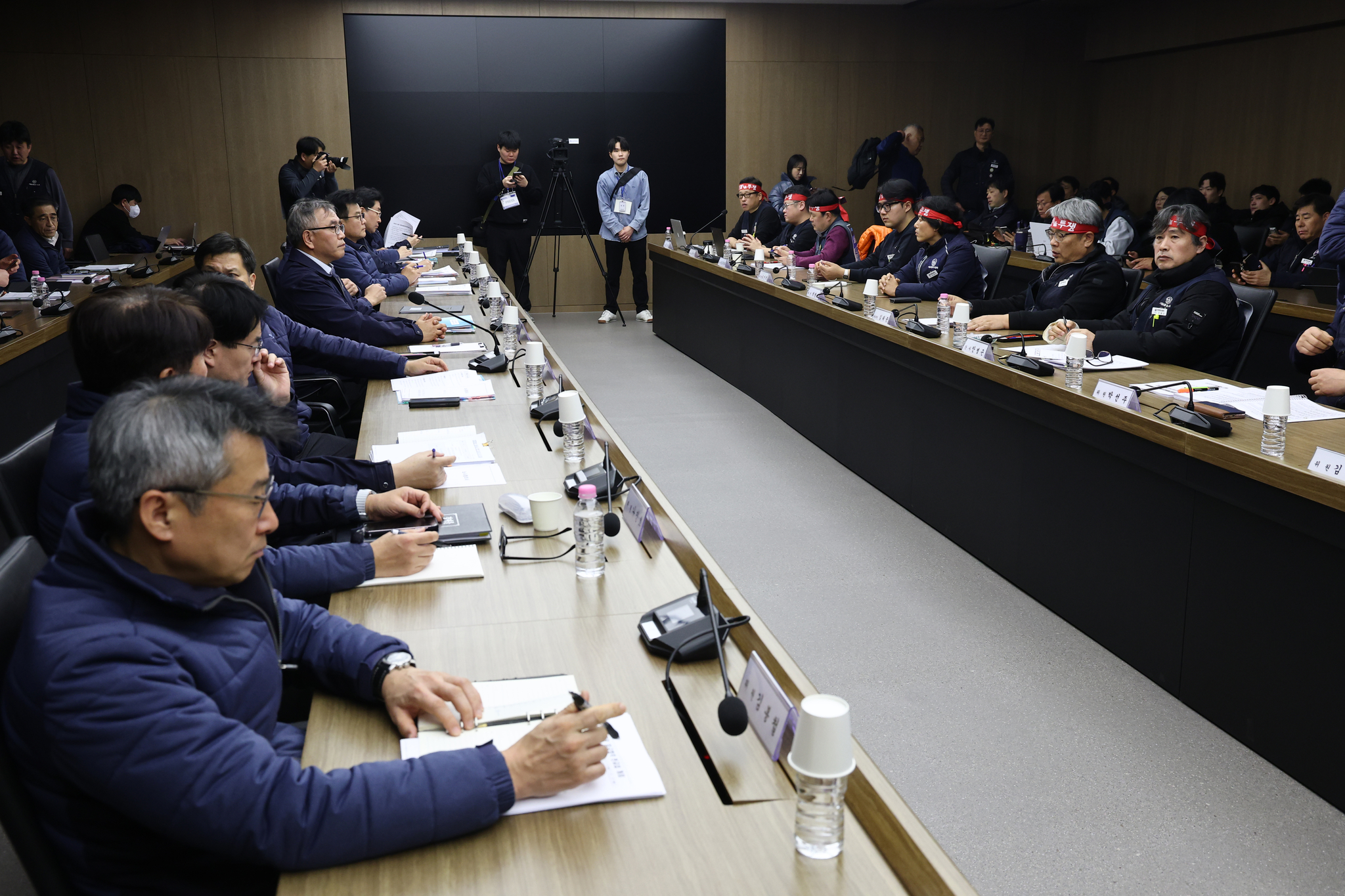 서울교통공사 노사가 11일 서울 성동구 서울교통공사 본사에서 열린 서울지하철 노사 임금교섭 본회의에 참석해 있다. 연합뉴스