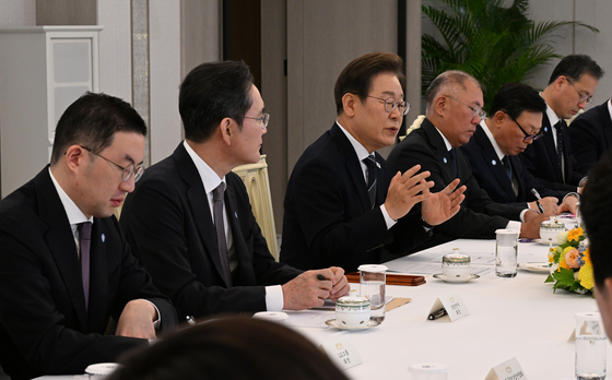 이재명 대통령이 지난 6월 13일 서울 용산 대통령실청사에서 열린 6경제단체와 기업인 간담회에서 발언하고 있다. 왼쪽부터 구광모 LG그룹 회장, 이재용 삼성전자 회장, 이 대통령, 정의선 현대자동차그룹 회장, 신동빈 롯데그룹 회장(왼쪽부터). 대통령실사진기자단