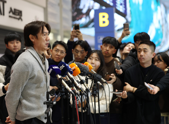 귀국 직후 인천공항 입국장에서 소감을 밝히는 홍명보 축구대표팀 감독. 연합뉴스