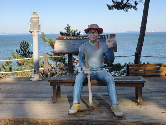 태안 기름유출 사고 때 곡괭이로 오솔길을 정비한 차윤천 씨 동상.