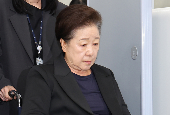 윤석열 정권과 통일교가 연관된 '정교유착 국정농단' 의혹을 받는 한학자 통일교 총재가 지난 9월22일 서울중앙지법에서 구속 전 피의자 심문(영장실질심사)을 마친 뒤 법정을 나서고 있다. 연합뉴스