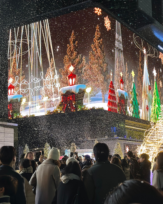 강남 미디어 윈터페스타의 지난해 전경. 지나가던 시민들이 발길을 멈추고 연말 분위기를 즐기고 있다. 사진 강남아이즈 