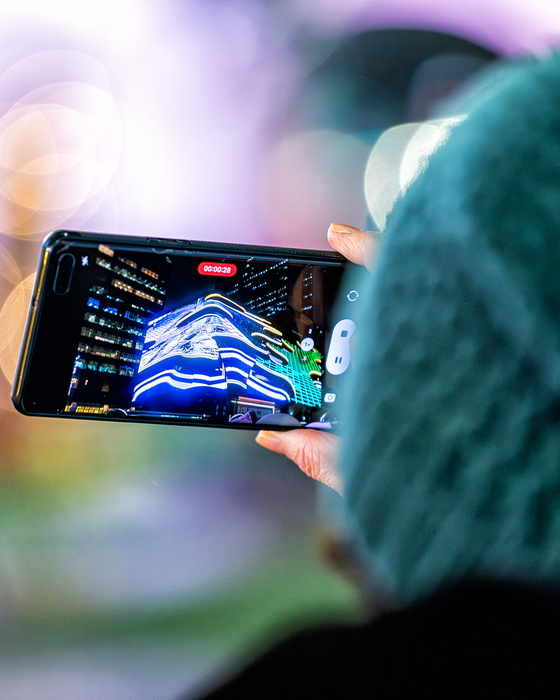 지나가던 시민이 미디어 아트 파사드를 촬영하고 있다. 사진 강남아이즈