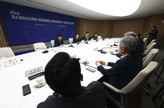 권칠승 더불어민주당 코스피5000특별위원회 및 경제형벌민사책임 합리화 태스크포스(TF) 단장과 박일준 대한상의 상근부회장을 비롯한 참석자들이 11일 오전 서울 중구 대한상공회의소에서 더불어민주당 코스피5000특위 및 경제형벌민사책임 합리화 TF-경제 8단체 간담회를 하고 있다. 뉴시스