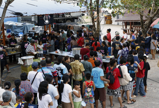 태국-캄보디아 국경 충돌을 피해 대피한 태국 주민들이 11일(현지시간) 태국 수린주 한 학교에 마련된 대피소에서 식량 배급을 기다리고 있다. EPA=연합뉴스