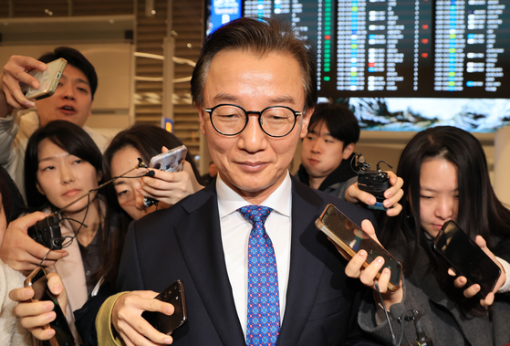 전재수 당시 해양수산부 장관이 지난 11일 '유엔해양총회' 유치 활동을 마치고 귀국해 취재진 질문을 받으며 이동하고 있다. 전 전 장관은 이날 사의를 표명했다. 연합뉴스