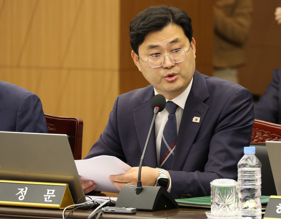 이정문 더불어민주당 의원이 지난 10월 23일 부산 남구 부산국제금융센터(BIFC)에서 열린 국회 정무위원회 국정감사에서 발언하고 있다. 연합뉴스