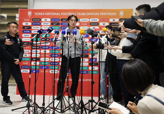 귀국인터뷰 중인 홍명보 축구대표팀 감독. 연합뉴스