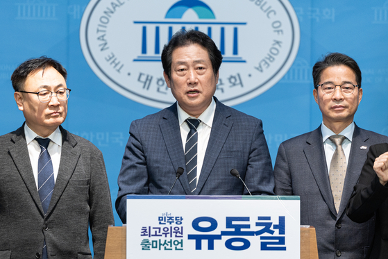 유동철 더불어민주당 부산수영구지역위원장이 9일 서울 국회 여의도 소통관에서 최고위원 출마선언을 하고 있다. 뉴스1