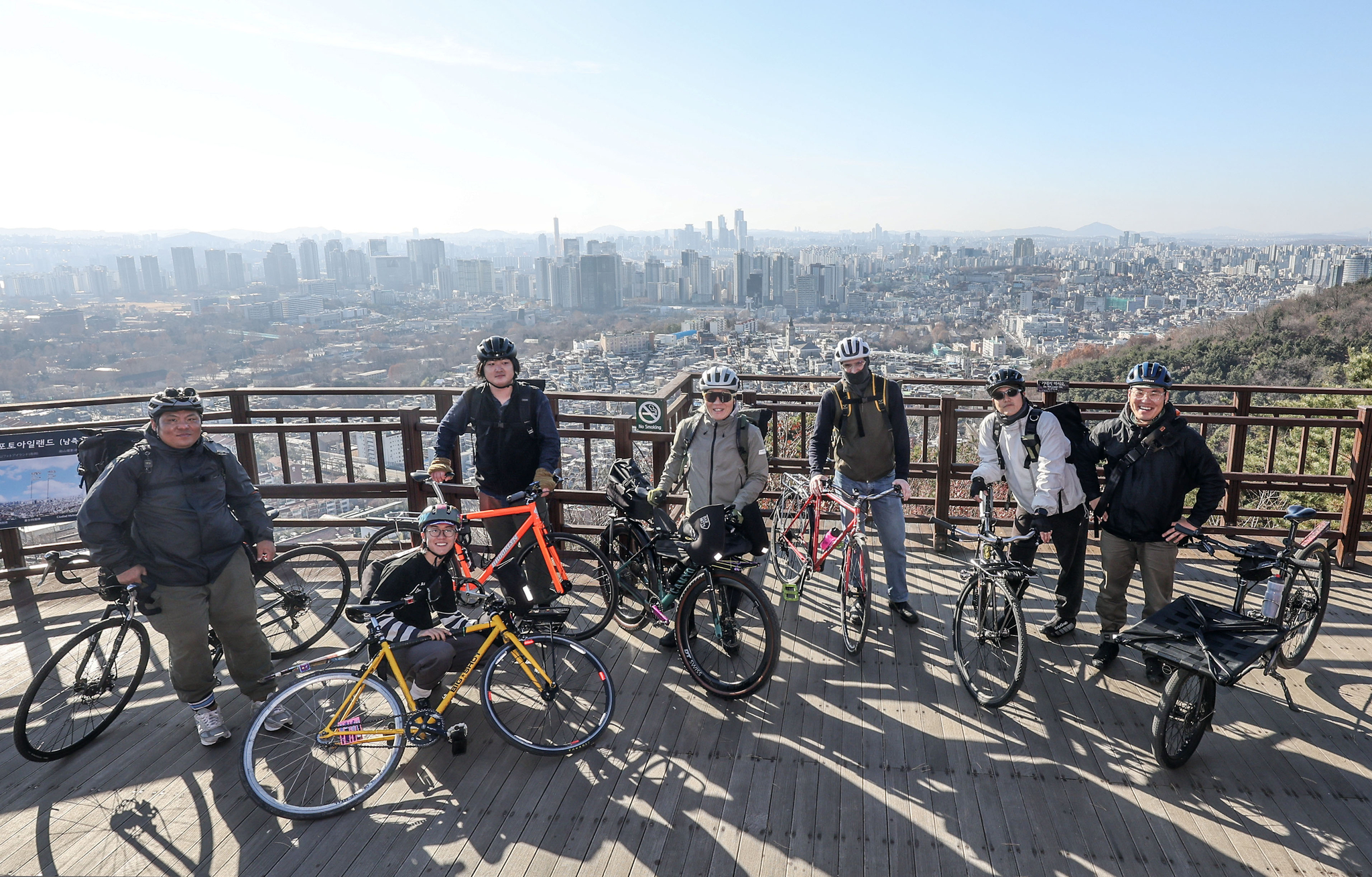 자전거 배송 서비스 그리디에 참여하는 자전거 메신저들이 서울 남산에서 그들의 주무대인 용산구 도심을 배경으로 단체사진을 찍고 있다. 김성룡 기자