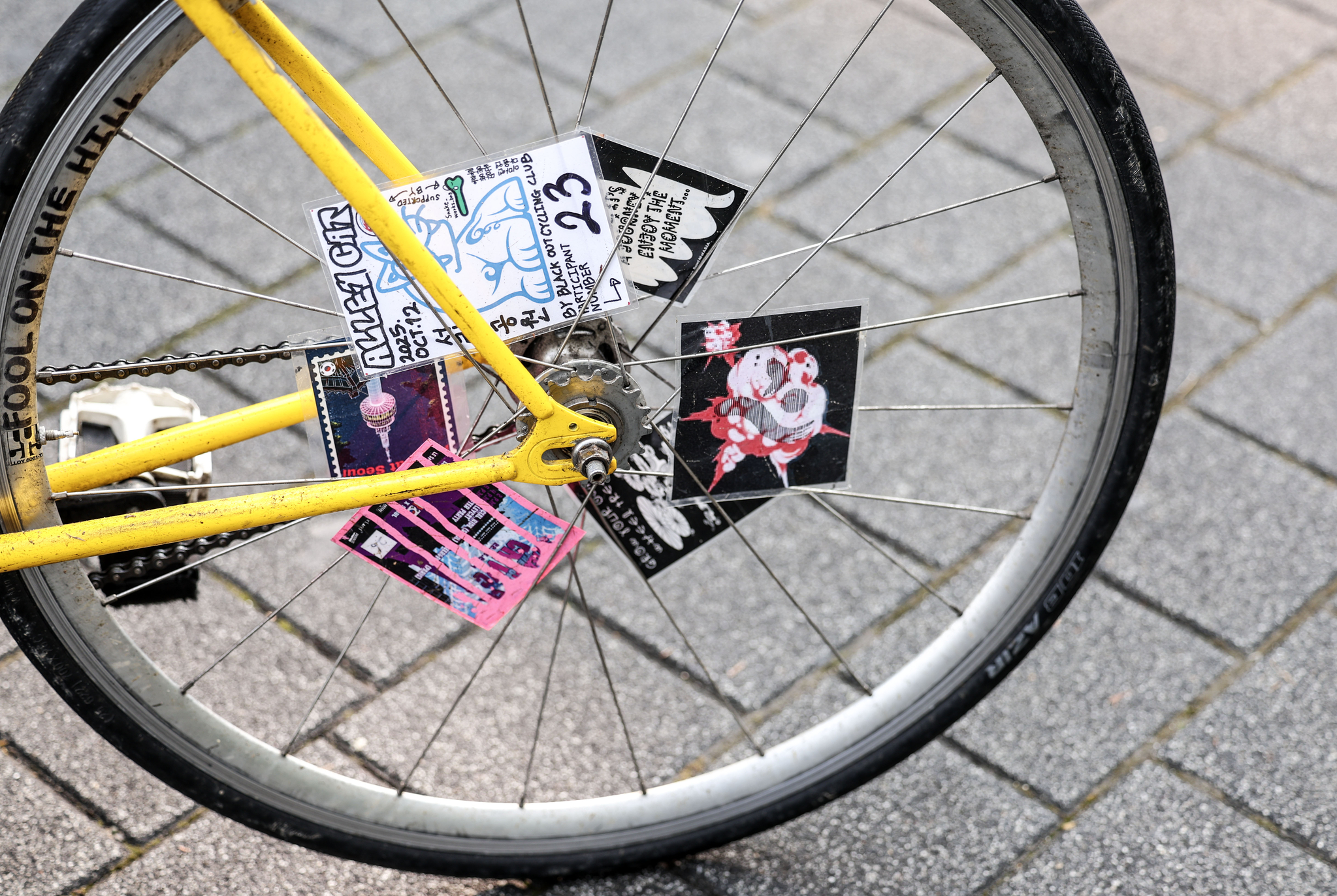 자전거 메신저 강민재(19)씨의 자전거. 뒷 바퀴에 엽서 등을 끼워 개성을 살렸다. 김성룡 기자