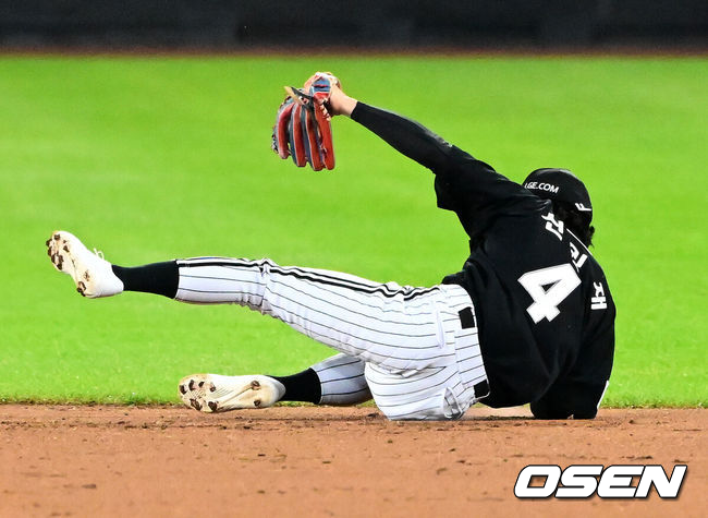 [OSEN=대전, 지형준 기자] 30일 대전 한화생명볼파크에서 2025 신한 SOL Bank KBO리그 포스트시즌 한국시리즈 4차전 한화 이글스와 LG 트윈스의 경기가 열렸다.이날 경기에 한화는 와이스를, LG는 치리노스를 선발투수로 내세웠다. 5회말 2사 2루에서 LG 신민재가 한화 문현빈의 2루 땅볼을 처리하고 있다. 2025.10.30 / jpnews@osen.co.kr