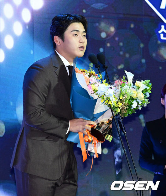 [OSEN=지형준 기자] 24일 오후 서울 잠실 롯데호텔 월드 크리스탈볼룸에서 ‘2025 신한 SOL뱅크 KBO 시상식’이 열렸다. KBO 세이브상을 수상한 KT 박영현이 소감을 말하고 있다. 2025.11.24 /jpnews@osen.co.kr