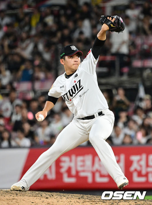[OSEN=수원, 조은정 기자]3일 오후 수원KT위즈파크에서 ‘2025 신한 SOL BANK KBO리그’ KT 위즈와 롯데 자이언츠의 경기가 진행됐다.이날 경기에 KT는 헤이수스, 롯데는 감보아를 선발투수로 내세웠다. 9회초 KT 박영현이 역투하고 있다. 2025.09.03 /cej@osen.co.kr