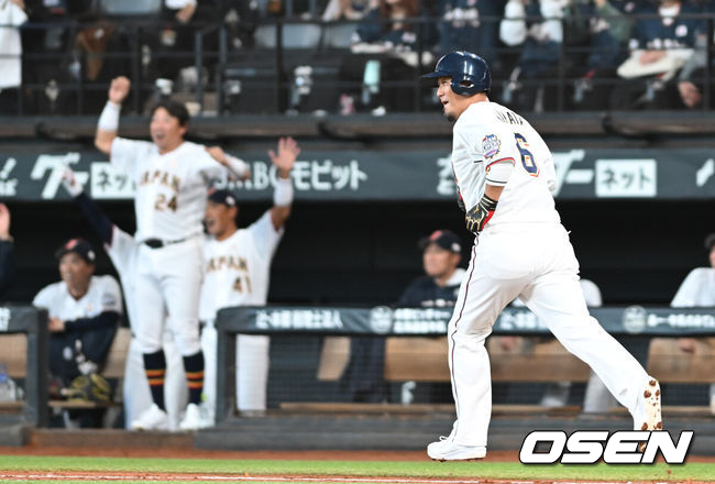 [OSEN=손용호 기자] 30일 일본 에스콘필드 홋카이도에서 ‘한일 드림 플레이어즈 게임’이 열렸다. 이 게임은 한국과 일본 프로야구를 대표했던 스타들이 총  출동해 양국의 우정을 이어간다. 4회말 나카타 쇼가 홈런을 치고 기뻐하고 있다./spjj@osen.co.kr