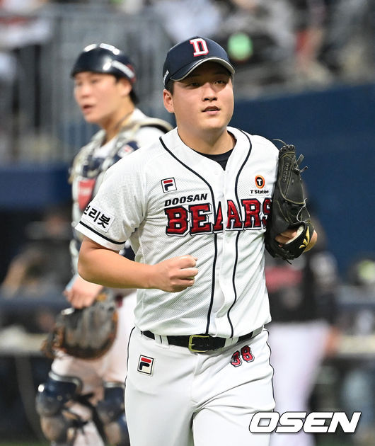 [OSEN=고척, 이대선 기자] 18일 오후 서울 고척스카이돔에서 두산 베어스와 KT 위즈의 2021시즌 KBO리그 한국시리즈 4차전이 열렸다.4회초 1사 1루에서 두산 권휘가 마운드를 내려가고 있다. 2021.11.18 /sunday@osen.co.kr