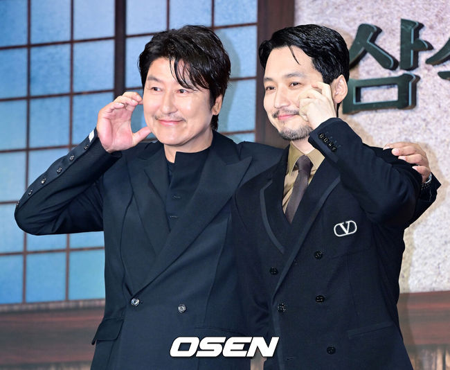 [OSEN=민경훈 기자] 8일 오전 서울 강남구 삼성동 그랜드 인터컨티넨탈 서울 파르나스 그랜드볼룸에서디즈니+ 오리지널 시리즈  '삼식이 삼촌'(각본감독 신연식) 제작발표회가 열렸다.'삼식이 삼촌'은 전쟁 중에도 하루 세끼를 반드시 먹인다는 삼식이 삼촌(송강호)과 모두가 잘 먹고 잘 사는 나라를 만들고자 했던 엘리트 청년 김산(변요한)이 혼돈의 시대 속 함께 꿈을 이루고자 하는 뜨거운 이야기를 그린 작품.배우 송강호의 첫 시리즈물이자, 탄탄한 필력과 섬세한 연출력으로 독창적인 작품을 선보인 신연식 감독과 변요한, 이규형, 진기주, 서현우 등 믿고 보는 배우들의 만남으로 뜨거운 화제를 모으고 있다.배우 송강호, 변요한이 포토타임을 갖고 있다. 2024.05.08 /rumi@osen.co.kr