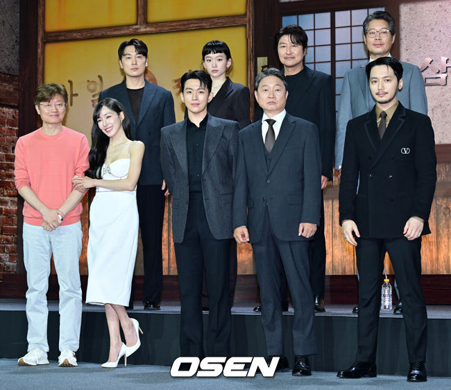 [OSEN=민경훈 기자] 8일 오전 서울 강남구 삼성동 그랜드 인터컨티넨탈 서울 파르나스 그랜드볼룸에서디즈니+ 오리지널 시리즈  '삼식이 삼촌'(각본감독 신연식) 제작발표회가 열렸다.'삼식이 삼촌'은 전쟁 중에도 하루 세끼를 반드시 먹인다는 삼식이 삼촌(송강호)과 모두가 잘 먹고 잘 사는 나라를 만들고자 했던 엘리트 청년 김산(변요한)이 혼돈의 시대 속 함께 꿈을 이루고자 하는 뜨거운 이야기를 그린 작품.배우 송강호의 첫 시리즈물이자, 탄탄한 필력과 섬세한 연출력으로 독창적인 작품을 선보인 신연식 감독과 변요한, 이규형, 진기주, 서현우 등 믿고 보는 배우들의 만남으로 뜨거운 화제를 모으고 있다.배우 송강호, 변요한, 진기주, 서현우, 오승훈, 주진모, 티파니 영, 유재명과 신연식 감독이 포토타임을 하고 있다. 2024.05.08 /rumi@osen.co.kr